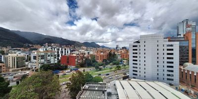 En el corazón de Bogotá gran oportunidad para remodelar, piso 11 lleno de luz con vistas amplias. Hall de 2 ascensores Schindler muy espacioso, 2 parqueaderos independientes. Estratégicamente ubicado, estarás cerca de todo: clínicas, iglesias, restaurantes, zonas peatonales, espacios de esparcimiento, tiendas de barrio, supermercados y almacenes por departamentos. Con las obras de transporte público casi listas, la conectividad será inmejorable. ¡Tu nuevo hogar te espera!