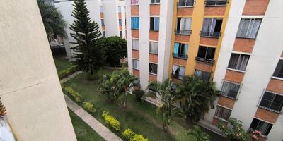 Vendo Apartamento en el Barrio Aguacatal en el Oeste de Cali, ubicado en la Unidad Santa Martha de los Caballeros, Cerca del centro comercial La Estación; cerca a almacenes de cadena Ara; cerca del colegio Santa Isabel de Hungría; cerca a paraderos del MIO;
Cuarto piso sin ascensor 
Area 55 mts 
Administracion: 159.000
Parqueadero comunitario 

Consta: sala, comedor, cocina integral, 2 baños, 3 habitaciones, zona de oficio.

Valor de venta: 150 millones negociables 

Zonas sociales: La unidad cuenta con zonas verdes, zona para niños, salón social y vigilancia privada las 24 horas.

Formas de pago: Efectivo y caja de honor