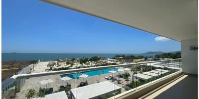 CÓDIGO 9293FR923. Apartamento en primera línea de playa con tres habitaciones, tres baños, zona de labores, sala comedor. balcón con vista a la piscina y playa, cocina integral con isla estilo americano, Parqueadero y Citófono. El conjunto cuenta con ascensor, parqueadero de visitantes, sauna, baño turco, gimnasio, amplias zonas verdes, club house, salón social, zona BBQ, piscina de adultos y niños, parque infantil, cancha múltiple, servicio hotelero, seguridad privada y garita de entrada. Cerca de playa y carpas, aeropuerto y centro comercial. SI ESTA PROPIEDAD ES DE SU INTERÉS, CONTÁCTENOS Y AGENDAMOS UNA CITA.
