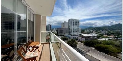CÓDIGO 9294FR219. Apartamento con Vista Panorámica y Permiso de Turismo en Bellavista. Tiene Una Habitación, Un Baño, Sala Comedor, Cocina Integral, Zona de Labores, Balcón y Aire Acondicionado. El edificio cuenta con Piscina, Gimnasio, Sauna, Turco, Área Social, Ascensor, Portería, Vigilancia y está a solo pasos de la Playa de Los Cocos. SI ESTA PROPIEDAD ES DE SU INTERÉS, CONTÁCTENOS Y AGENDAMOS UNA CITA. 
