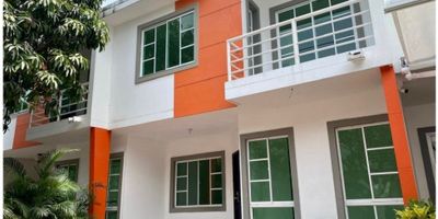 CÓDIGO 9294FR297. Casa en Conjunto Cerrado cerca del Buenavista. Tiene Tres Habitaciones, Tres Baños, Sala Comedor, Cocina Integral, Zona de Labores, Jardín, Balcón y Parqueadero. El conjunto cuenta con Piscina, Portería, Vigilancia, Garita de Entrada, Zonas Verdes y Urbanización Cerrada. SI ESTA PROPIEDAD ES DE SU INTERÉS, CONTÁCTENOS Y AGENDAMOS UNA CITA.
