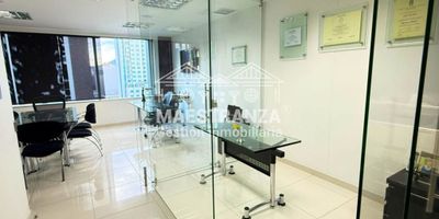 OFICINA AMOBLADA. Ubicada en el mejor punto de la Milla de Oro, la zona más exclusiva de Medellín, en todo el corazón del sector financiero rodeado de: Oficinas Corporativas, bancos, restaurantes, hoteles, clínicas y centros comerciales. Sobre la Av. El Poblado y con excelentes conexiones de transporte. Cuenta con un baño, cocineta, cuarto técnico/archivador y 2 parqueaderos privados.