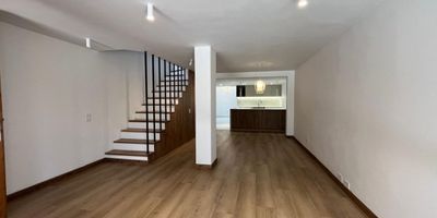 Casa en arriendo en unidad cerrada ubicada en un sector residencial, entorno tranquilo y de poco flujo vehicular, con fácil acceso a vías principales, rutas de transporte público, cerca a supermercados, centro comerciales, mall, restaurantes y gran variedad de servicios complementarios de la zona. Cuenta con 3 niveles, piso en madera laminada, sala comedor, 4 alcobas con baño en cada una y vestier en la principal, baño social,  cocina integral abierta tipo americano, zona de ropas, parqueaderos lineales cubiertos.  Conjunto cerrado con zonas sociales que incluyen piscina, salón social, parques infantiles, placa polideportiva, zonas verdes, vigilancia y portería 24 horas y circuito cerrado de tv. .inmubles sujetos a verificacion de disponibilidad