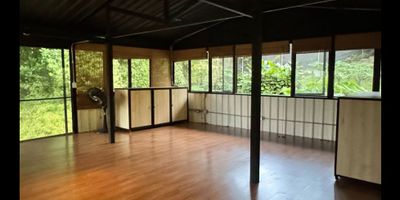 Casa Campestre en San Peregrino Manizales

Oportunidad de adquirir un refugio campestre en un lote de 2800 m2 con 300 metros construidos rodeado de naturaleza, incluyendo una reserva de bosque de 800 m2. Ideal para quienes buscan tranquilidad y luz natural gracias a ventanales de piso a techo y acabados en gress y madera laminada. La casa de campo se compone de tres lofts independientes con baño y cocineta, pensados para brindar privacidad y comodidad. Además cuenta con terrazas techadas que amplían los espacios de convivencia.

Descripción de la propiedad

Los tres lofts presentan acabados cálidos en gress y madera laminada, cada uno con baño privado y cocineta integrada. Dos terrazas techadas ofrecen escenarios versátiles para el descanso o reuniones familiares. Las bodegas, el área de lavandería y el gas natural instalado complementan la funcionalidad del hogar junto al parqueadero para cuatro vehículos y los servicios públicos de Manizales.

Descripción del entorno y acceso

Ubicada en San Peregrino, la finca goza de un clima fresco y vistas panorámicas de la región cafetera. El acceso se realiza por un camino pavimentado sin peaje que conduce directamente a la propiedad. El estrato rural ofrece tarifas de servicio más económicas y un entorno ideal para la observación de aves y senderismo en la reserva de bosque.

Contáctanos

Si esta casa de campo en San Peregrino Manizales cumple con tus expectativas no dudes en escribir por WhatsApp y agendar tu visita. Nuestro equipo está listo para guiarte en cada paso del proceso y responder tus preguntas. Escríbenos ahora y haz de este sueño tu próximo hogar.


 
