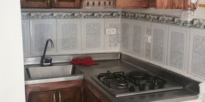 Descubre este acogedor apartaestudio en arriendo en el sector Lorena de Medellín. Con un área de 20 m², ofrece una distribución funcional que incluye 1 habitación con clóset, 1 baño, cocina semi integral con red de gas y piso en cerámica. Ubicado en un edificio tranquilo, piso 1, sin ascensor. Incluye servicios públicos para tu comodidad. Disfruta de fáciles y cómodas vías de acceso y rutas de transporte cercanas. ¡Una excelente opción para quienes buscan economía y confort en un solo lugar!

¡City Raíz busca su tranquilidad! – Código: 18843
Contáctanos por WhatsApp al 310 840 1461 o llamándonos al 604 411 7372
www.cityraiz.com