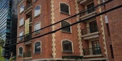 Se vende espectacular edificio de 5 Pisos ubicado en Zona exclusiva de Chico, 3.700 M2 Área Construida. Sobre Avenida secundaria. Carrera 14 con calle 98.  Excelentes condiciones. Ideal para empresa, oficinas, consultorios O Universidad. 18 Oficinas 2 Locales Comerciales en primer piso. 44 parqueaderos, 10 depósitos.  Pisos en Mármol y porcelanato, buena iluminación natural además de tener instalado iluminación led, con vista exterior al norte de la ciudad, en medio de una muy buena zona comercial, muy cerca a centros comerciales, grandes multinacionales. Vías de acceso por la calle 100, la carrera 15, carrera 11. 