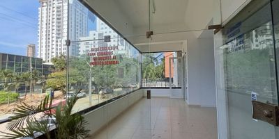 Tenemos este local para ti de 60 metros cuadrados, ideal para emprender tu próximo negocio. Con 2 baño y un parqueadero, este espacio ofrece infinitas posibilidades para dar vida a tus sueños comerciales. Su ubicación estratégica garantiza un flujo constante de clientes potenciales, convirtiéndolo en una inversión segura y prometedora. No pierdas la oportunidad de ser parte de esta vibrante comunidad empresarial. ¡Haz de este local el escenario perfecto para tu éxito!