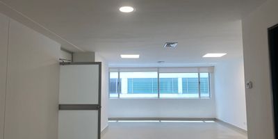 Oficina en arriendo en edificio empresarial, el cual cuenta con una excelente ubicacion, con fácil acceso y salida desde las vías princilales, rutas de transporte público, cerca a cooperativas, centros de salud, y una gran variedad de servicios complementarios del sector.  Cuenta con piso en porcelanato, 1 espacio, 1 baño, cocineta, cableado de red, techo cielo raso, aire acondicionado central y parqueadero. Edificio con ascensor, baños comunales, bahía de parqueo, auditorio, parking visitantes con costo, planta eléctrica, además vigilancia y portería 24 horas, citofonía, circuito cerrado de Tv. Inmuebles sujetos a verificación de disponibilidad