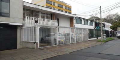 Excelente casa para oficinas en el sector de La Castellana, con un area total de 396 metros, en el primer piso: dos locales cada uno de 15 metros, area de recepcion con un baño, un modulo con 3 oficinas y dos baños aproximademente de 52 metros, segundo modulo con una oficina y un baño aproximadamente 25 metros, sala de espera y un jardin interior de 60 metros y 4 garajes.En el segundo piso: área de recepcion con un baño, un modulo con tres oficinas y un baño de 52 metros, modulo con una oficina de 15 metros, otro modulo con una oficina de 20 metros, balcón y cocineta.
