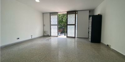 Arrienda tu local en Alpes – PereiraUbicado en uno de los barrios más exclusivos de la ciudad. Local exterior de dos niveles, ideal para emprendedores o empresas que necesitan vitrina y oficinas en un solo lugar.✅ Baño y cocineta✅ Cerca a restaurantes, residencias y centros comerciales✅ Espacio moderno y estratégico? ¡Haz crecer tu negocio en el lugar correcto!? Contáctanos y agenda tu visita hoy.