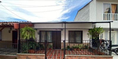  ¡Tu nuevo hogar te espera en Cartago!
Vive con comodidad en esta acogedora casa de un solo nivel, con antejardin, ubicada en un sector tranquilo y residencial, tambien se puede proyectar para construir 2 o 3 pisos. 

 Características:3 habitaciones1 baño Sala comedor ampliaCocina generosa y ventiladaPatio de ropas y antejardín 72 m² bien distribuidosEstrato 3 – ¡económica y funcional!

Precio negociable – ¡aprovecha esta oportunidad única!

Contáctanos ahora y agenda tu visita!
Cel 3128312584