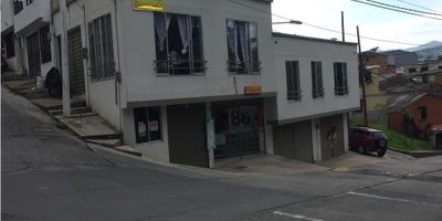 Se vende casa con buenos acabados, amplia y moderna, esquinera para inversionistas con dos rentas:  1 local comercial y 1 apartamento de tres habitaciones, dos baños.

Excelente ubicación. Precio de oportunidad.

Agenda tu cita. Cel 3128312584.

 
