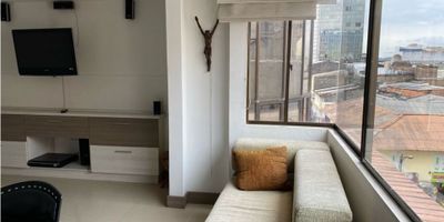 Se alquila hermosa oficina amoblada, actualmente cuenta con dos puestos de trabajo, sofa, archivador y baño privado. Edificio cuenta con ascensor, vigilancia privada. El espacio ideal para tu proyecto empresarial
