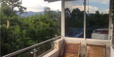 Se vende casa para inversion. Casa de tres pisos en sector residencial. Haciendo una pequeña remodelacion, se puede sacar renta con tres apartamentos y un local, para un total de hasta cuatro rentas. Acabados modernos, cuenta con jacuzzi, estudio, gimnasio, cocina integral, sala de estar. Oportunidad de inversion.
