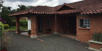 Se vende hermosa casa campestre de 170 metros construidos y un lote de 2365 metros. De un solo nivel, con puertas ventanas que dan acceso a terrazas.  La casa cuenta con tres habitaciones, la principal con baño y terraza, sala, comedor, zona bbq, cuarto de servicio, zona de lavanderia, deposito, cocina muy amplia, gas domiciliario, la casa tiene 10 años construida, arboles frutales, jardines, zona verde muy amplia, sendero y guadual.

En conjunto cerrado vias de acceso e internas pavimentadas. El conjunto cuenta con mucha zona verde y espacios de esparcimiento como cancha de futbol en prado, chancha multiple, y kiosco. 

La casa cuenta con parqueadero para cinco vehiculos, uno cubierto, cerca viva, tanque de reserva. Se acepta permuta.

 
