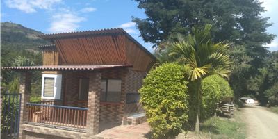 Compre ya, lote en clima cálido a sólo 40 minutos de Manizales, en un lugar muy tranquilo con excelente vista y rodeado de naturaleza.

El lote de 1.700m, se encuentra en un condominio campestre de 19 unidades privadas que está en desarrollo. Ubicado a 4 Km (7 minutos) de la carretera Panamericana hacia el Km 46 (ingresando por la antigua vía que comunica al Municipio de Neira). Cuenta con dos vías de acceso, por el km 46 vía a Medellín y por el municipio de Neira (Caldas).

Lote ideal para la construcción de una cómoda casa de descanso o recreo y una piscina.

Cuenta con un sendero que conduce a un brazo del rio Tapias donde se puede observar el agua cristalina. Tiene además un área de juegos infantiles.

Cerca del condominio a 150m se encuentra la tienda de la vereda y una cancha de fútbol, a 6 km se encuentra el colegio y a 15 minutos se encuentra Irra.

El clima es cálido, de 28 grados ,  en la noche baja la temperatura

Cuenta con red de agua del acueducto veredal de Neira y con red de luz de la CHEC.

 

