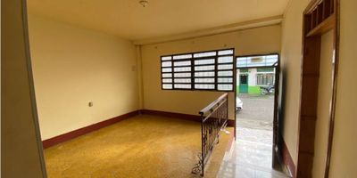 ¡Descubre tu nuevo hogar o emprendimiento en Viterbo, Caldas! Esta casa de 150 m² en un solo nivel ofrece versatilidad como establecimiento comercial o residencia. Su ubicación privilegiada cerca de la plaza principal la convierte en una oportunidad única. ¡Haz de este espacio tu próxima inversión!
