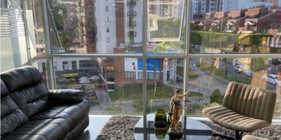 Se vende Oficina amplia con excelente iluminación natural, ubicada en el sector de Pinares, cuenta con tres oficinas privadas, dos baños, sala de juntas, cocineta, espacio de trabajo con ocho puestos, sala de recepción, espectacular vista. Esta oficina ofrece elegancia y confort, convirtiendo un espacio agradable de trabajo para tus colaboradores y clientes . El edificio cuenta con parqueadero público, vigilancia, doble ascensor. Edificio moderno. Agenda tu cita, esta oficina te va a encantar, aprovecha es una gran oportunidad.
