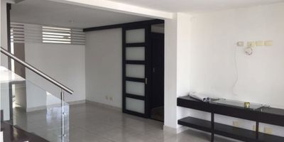 Descubre tu hogar perfecto en el corazón de Pereira, en el conjunto cerrado, sector Pueblito Cafetero.

Esta casa grande ofrece espacios cómodos con cuatro habitaciones, sala, comedor, cocina integral y zona de ropas. Con doble parqueadero, disfruta de las amenidades completas: zona social, piscina, gimnasio, cancha múltiple y juegos infantiles. Con vigilancia privada, es el lugar ideal para vivir días inolvidables con tranquilidad y en familia.

¡Haz de esta casa tu refugio! Contáctanos ahora para descubrir tu próximo hogar.

 
