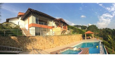 Se vende hermosa Casa Campestre con espectacular vista en conjunto cerrado, sus espacios son amplios y acogedores para compartir en familia, cuenta con cinco habitaciones cada una con baño, habitacion de servicio, estudio o sala de tv, terraza, kiosco, zona BBQ, piscina y jacuzzi privado. Zona campestre, tranquila y exclusiva.

