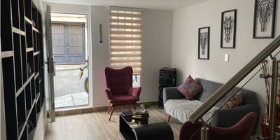 Se vende casa hermosa casa totalmente remodelada, en el barrio belmonte. Vivienda de dos niveles, tres habitaciones, gimnasio, sala, comedor, garaje para un vehiculo y dos motos. Habitacion principal grande con baño privado. El barrio es muy tranquilo y seguro, residencial, donde encuentras de todo. Te va a encantar.
