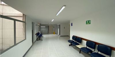 Se vende consultorio médico, con baño privado. Ubicado estrategicamente en el centro de Pereira, cuenta con vigilancia, en centro medico posiconado y de traidicon en Pereira. 

Cuenta con sala de espera y aire acondicionado.

Gran oportunidad de Inversion.

Llamanos y agenda tu cita. Cel 3128312584
