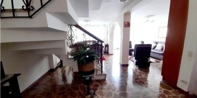 Se vende casa en conjuto cerrado en Belmonte excelente ubicación y areas comunes.

Llamanos para mas informacion.

 

 

 
