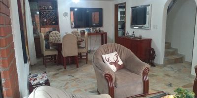 Compre ya casa de dos niveles en conjunto cerrado!

Cerca al conjunto habitacional está: la Universidad de Manizales, colegios, supermercados, clínica, doguerias, parroquia y diversos negocios de distintas actividades económicas.

Unidad residencial de 51 casas y 8 apartamentos, cuenta con: zonas verdes, cancha de basquet, una terraza pequeña para asados, con asador, parqueadero de visitantes, juegos infantiles,  vigilancia las 24 horas y camaras de seguridad.

La casa tiene piso en marmol y parquet, excelente iluminación natural y ventilación.

El sector tiene muy buen transporte público, está cerca al centro y al barrio Chipre donde se encuentran varios atractivos de la región cafetera.
