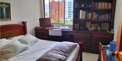 ?ATENCION PEREIRA. ?

Este apartamento totalemente remodelado, por su ubicacion, generosos espacios y su excelente estado se vendera muy pronto.

Agenda tu cita y quédate con este hermoso apartamento.

Ubicado Pinares, zona residencial tranquila y de alta valorización, esta propiedad te brinda la oportunidad de vivir en el lugar ideal para ti y tu familia.

Cuenta con 3 alcobas amplias y luminosas, sala comedor, balcon con vista panoramica, estudio o biblioteca ideal para personas que necesitan estudiar o trabajar desde casa, tambien habitacion de servicio y dos parqueaderos.

Este apartamento fue completamente reformado, cuenta con una moderna cocina integral, zona de ropas amplia.

En resumen, si estás buscando un apartamento en el que puedas tener privacidad, comodidad y tranquilidad, esta propiedad en Pereira es perfecta para ti. 

Contáctanos ahora mismo para agendar una visita y conocer todas sus ventajas de primera mano.
