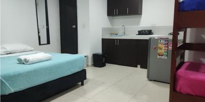 Oportunidad de inversión!!! Ubixa inmobiliaria vende casa con 10 apartaestudios.

Inmueble de dos pisos con remodelación total en el año 2021, incluyendo alcantarillado, redes eléctricas, techo y reforzamiento de cimientos. Tiene un fondo de 20m por 7m de frente.

Se encuentra dividido en 10 apartaestudios, de un solo ambiente, con baño y cocina independientes, amoblados. Tiene camaras de vigilancia, citofonía y sistema electrónico para la puerta principal y la de cada apartaestudio; calentador a gas en cada piso.

El inmueble se encuentra registrado en Fonturismo para hospedaje por días, se alquila también a traves de plataformas y de forma directa por mensualidades.

El promedio de utilidad mensual ha sido de 9M (iniciando el negocio)
