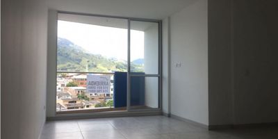 Se Vende Apartamento en Pereira. Moderno, excelente acabados, incluye parqueadero cubierto y deposito en conjunto cerrado, sector Maraya. Tres habitaciones, dos baños, balcon, patio de ropas, cocina, espectacular vista.

Habitacion principal con vestier, cada habitacion con closet, cocina integral, balcon, baño auxiliar, Zona social con piscina, gimnasio, porteria, vigilancia privada.

Cerca a todo.

¡LLamanos para mas informacion!
