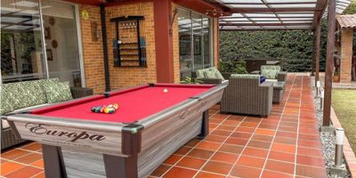 Tal como lo soñate, tal como lo planeaste, tal como te mereces vivir, asi es esta casa campestre, ambiente familiar, de espacios grandes, habitaciones amplias, con espacios para compartir en familia, ubicada en el mejor sector de Chia, conjunto exclusivo pocas casas, diferentes vias de acceso a Bogota.


 Lote de 1050 m2 y 430m2 construidos.
 Family Room, salon de juegos, mesa de billar
 5 habitaciones (una de servicio)
 6 garajes cubiertos
 Cocina integral moderna
 Dos chimeneas
 Zona bbq, teppanyaki, zonas verdes
 Oficina, gimnasio.
 Vigilancia 24 horas, circuito cerrado de tv.


Mucho mas de lo que habias soñado, justo lo que tu familia se merece.

Precio negociable, se aceptan permutas hasta $400M

Apresúrate, llámanos y conoce esta propiedad.

 
