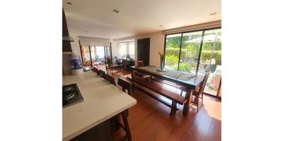 Compre ya, casa ubicada en un sector muy tranquilo y privilegiado de Manizales

Raiz Cuadrada Inmobiliaria ofrece para la venta casa con muy buena ubicación en un excelente sector de la ciudad, con muy buena iluminación y ventilación.

El conjunto cuenta con vigilancia las 24 horas del día,  portería, salón social grande, parqueadero de visitantes, zonas verdes y dos zonas de juegos infantiles. Contiguo al conjunto hay una cancha de microfútbol.

El sector cuenta con servicios complementarios de educación, recreación, comercio,  salud, estación de servicio y  con muy buen transporte público

Cerca al Bosque Popular el Prado, al aeropuerto, al Sena,  a la Universidad Nacional sede La Nubia, a la clínica San Marcel, a Oncólogos de Occidente, a los supermercados Mercaldas y Carulla, y al barrio la Enea,  que además de ser un barrio residencial, es un barrio de mucho comercio de todo tipo de productos y servicios. A 100 metros se encuentra la parroquia del sector.

¡No espere más para adquirir esta hermosa casa y comience a disfrutar de una vida cómoda y lujosa en una de las zonas más exclusivas de Manizales! Contáctenos para más información y agendaremos una visita para que pueda apreciar personalmente todas las bondades que esta propiedad tiene para ofrecerle.
