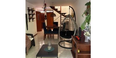 Compre ya, casa ubicada en un sector muy tranquilo y privilegiado de Manizales

Raiz Cuadrada Inmobiliaria ofrece para la venta casa con muy buena ubicación en un excelente sector de la ciudad, con muy buena iluminación y ventilación.

El conjunto cuenta con vigilancia las 24 horas del día,  portería, salón social grande, parqueadero de visitantes, zonas verdes y dos zonas de juegos infantiles. Contiguo al conjunto hay una cancha de microfútbol.

El sector cuenta con servicios complementarios de educación, recreación, comercio,  salud, estación de servicio y  con muy buen transporte público

Cerca al Bosque Popular el Prado, al aeropuerto, al Sena,  a la Universidad Nacional sede La Nubia, a la clínica San Marcel, a Oncólogos de Occidente, a los supermercados Mercaldas y Carulla, y al barrio la Enea,  que además de ser un barrio residencial, es un barrio de mucho comercio de todo tipo de productos y servicios. A 100 metros se encuentra la parroquia del sector.
