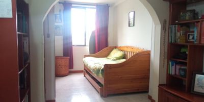 Se vende casa en el Poblado,  bellisimo antejardin, excelente ubicación, primer piso sala comedor, cocina integral, garaje; 2 piso tres habitaciones amplias , tercer piso terraza con una hermosa vista, cuenta con parqueadero interno y externo
