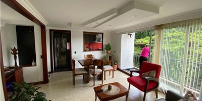 En este apartamento encuentras, seguridad para que la familia disfrute de las zonas sociales y de esparcimiento. Sus excelentes acabados y estado, te permitira difrutal del mismo sin necesidad de invertir en arreglos o reparaciones.

 

Este hermoso apartamento se encuentra ubicado en una de las zonas más privilegiadas y exclusivas de Pereira, cerca al centro comercial unicentro, aeropuerto, universidades, supermercados, restaurantes.

 

 

Con un total de 3 habitaciones amplias y luminosas, podrás disfrutar de un descanso reparador, si trabajas desde casa, cuentas con un estudio.

 

Y para mayor comodidad, el apartamento también dispone de un garaje para que puedas estacionar tu vehículo de manera segura y cómoda.

 

La cocina integral del apartamento ha sido reformada para ofrecerte un espacio moderno y funcional, equipado con todo lo necesario para preparar tus comidas favoritas. 

 

Importante que lo sepas el apartamento esta ubicado en un 5 piso, las torres del conjunto no tienen ascensor.

 

No pierdas la oportunidad de adquirir este inmueble ideal para ti y tu familia, con una ubicación estratégica y todas las comodidades que necesitas para vivir tu mejor vida. Contáctanos ahora y agenda una visita para que puedas conocerlo en persona. ¡No te arrepentirás!
