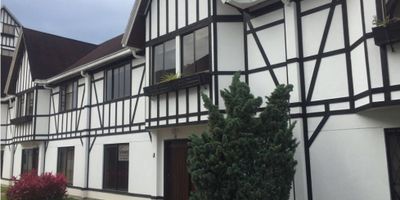 Un lugar exclusivo como tu.

SE ARRIENDA CASA EN PEREIRA, con grandes espacios, donde podras disfrutar de cada rincon, tanto asi que no queras salir de ella. 

Su ubicacion estrategica, cerca al centro comercial arboleda, te permitira tener todo a la mano, cerca a supermercados, clinicas, centros medicos, restaurantes.

Cuenta con tres habitaciones muy amplias, mas habitacion de servicio, estudio por si debes trabajar desde casa o para tu hijos, sala de estar o televisión, altillo o guadilla, cocina grande y acogedora donde podras preparar tus platos sin complicaciones.

Parqueadero cubierto para tres vehiculos, vigilancia 24 horas. 

¡Llama yá! Agenda tu cita.

#Arriendospereira #ubixainmobiliaria
