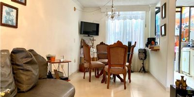 Esta acogedora casa, es una excelente oportunidad para aquellos que buscan un lugar para vivir cómodamente en una zona residencial tranquila y con todos los servicios necesarios al alcance de la mano.

Con un área de 79 M2, ofrece amplios espacios y una distribución inteligente que aprovecha al máximo cada rincón de la casa.

En su interior, la casa cuenta con 3 acogedoras alcobas, perfectas para aquellos momentos de descanso y relajación. También dispone de 2 baños completos, balcon. 

La cocina es otro punto a destacar en esta casa. Con una hermosa cocina integral, equipada con todo lo necesario ofrece la comodidad y funcionalidad y un patio comodo para el aseo de ropa y almacenamiento.

Y al estar ubicada en una zona residencial consolidada, facilita el transporte y con un ambiente familiar, garantiza una excelente calidad de vida para todos sus habitantes. 

¡No pierdas la oportunidad de adquirirla y asegurar un futuro cómodo y tranquilo para ti y tu familia!
