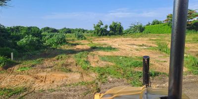 ¡Construye a tu gusto la casa de tus sueños!

Disponible para venta un lote de 1,200 m², con topografía completamente plana, ubicado en la exclusiva urbanización Lagos del Caujaral. Aquí podrás disfrutar de un entorno de tranquilidad total, ideal para descansar y recrearte en un solo lugar.

Este conjunto residencial, uno de los más exclusivos de Barranquilla, ofrece una variedad de amenidades y servicios para tu bienestar y diversión, incluyendo club social, canchas de golf y tenis, piscina, instalaciones para equitación y seguridad 24/7 para tu tranquilidad.

La altura permitida en la zona es de 2 pisos más altillo, brindándote la flexibilidad para diseñar la vivienda de tus sueños.