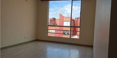 Venta apartamento ubicado en el conjunto Antara 1 piso 3 .con importantes vías de acceso como: Autopista norte, Variante Chía - Cajicá, Variante Zipaquirá - Ubaté, Vía Tocancipá - Briceño, Calle 4a, Av. La Toscana y Av. Industrial.

El apartamento consta de:


 Alcoba principal con baño privado y Vestier 
 2 alcobas auxiliares 
 Estudio 
 Sala comedor . 
 Baño auxiliar full acabados. 
 Cocina integral con excelentes acabados , campana extractora , horno , estufa empotrada.  
 zona de lavadero 


El conjunto residencial cuenta con Portería tipo lobby, Vigilancia, Salón social, cancha múltiple, senderos peatonales y parques infantiles.
