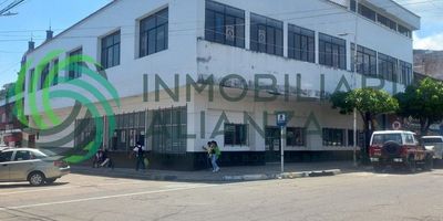 Oficina  204  bonita, amplia, bien ubicada en el sector comercial, con área de 176 M2, Consta de oficina con un salón amplio, 3 habitaciones, 2 baño, una oficina cuenta con mesón pequeño  con mesón.