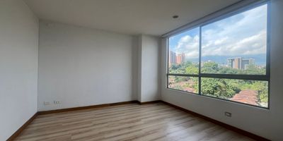 Apartamento en arriendo en unidad cerrada ubicada en un sector central con fácil acceso desde vía principal, entorno tranquilo, con conexión a rutas de transporte público y cerca a servicios complementarios del sector . Cuenta con piso en madera, sala comedor, estudio, 3 alcobas con baño y vestier en la principal, baño social, cocina integral abierta tipo americano, zona de ropas, útil, balcón y parqueadero lineal cubierto. Conjunto cerrado con ascensor y zonas sociales completas que incluyen piscina, gimnasio, salón social, parques infantiles, placa deportiva, zonas verdes, vigilancia y portería 24 horas y circuito cerrado de tv. Inmuebles sujetos a verificación de disponibilidad