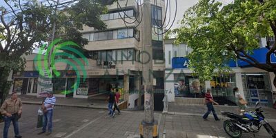 Descubre tu oficina ideal Un espacio de 25 metros cuadrados, con un salón amplio y un baño, perfectamente ventilado e iluminado. Ubicado en el corazón de la ciudad, con vistas exteriores impresionantes y a pasos de bancos, colegios y universidades. Agenda tu cita sin costo y transforma tu manera de trabajar