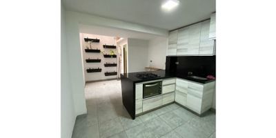 Se Vende casa unifamiliar, *120 m²*, en unidad cerrada. 

- 3 habitaciones, cada una con clóset
- 3 baños 
- Estudio
- Cocina en isla y semi integral
- Zona de ropa independiente
- Amplia zona social
- Unidad con piscina, amplia zona verde, juegos infantiles, cancha polideportiva y vigilancia 24h.
- Variedad de transporte Público
- Cerca a Mall y supermercados
- Ambiente familiar
- Parqueaderos comunes para carro y moto
*Ubicación:* Rodeo Alto, Medellín.

¡Perfecta para disfrutar con tu familia en un lugar seguro y cómodo!

Renta mensual 2.550.000

Administración 256.000
