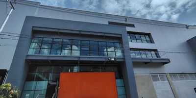 Bodega en segundo piso disponible para la renta, la bodega cuenta con cubículos removibles en caso de no requerirlos, 2 baterías de baño y baño privado, piso en concreto reforzado, altura de 3m, entrada independiente y 1 parqueadero, ideal para empresas de confección, producción, call center y más! anímate a conocerlo al Contacto 301.598.9091
Se pueden tomar los dos niveles en 700m2 por 21'000.000 + IVA