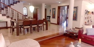 Casa disponible para arrendar/venta en exclusivo sector del Poblado; ubicada cerca a La Transversal Superior y a importantes Centros Comerciales como El Tesoro, Amsterdam y al Mall del Este. Cuenta con un área construida de 360 mts2 y de lote 600 mts. Consta de 2 niveles; cuenta con 2 salas, comedor independiente, salón biblioteca o estudio, chimenea, balcón, terraza, 4 alcobas; cada alcoba con baño privado; 3 de ellas con vestier, las otra con closet, cuarto de linos, 1 baño para visitas, cocina integral, barra, red de gas, calentador, patio, alcoba del servicio con baño, antejardin, pisos en madera, mármol y cerámica, parqueadero para 4 vehiculos, cuarto útil. Unidad cerrada con portería 24 horas, parqueadero para visitantes, salón social, juegos infantiles, zonas verdes.