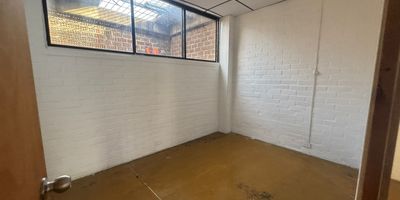 Oportunidad unica en el barrio San Bosco
Se arrienda amplio local de 105 metros cuadrados ubicado en un segundo piso, ideal para oficinas, consultorios o comercio. Cuenta con doble fase electrica, excelente iluminacion y ubicacion estrategica
Canon de arrendamiento 1.550.000
No dejes pasar esta oportunidad

