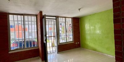 Casa en Arriendo y Venta en Villa Verde en área independiente, cerca a supermercados de cadena, rutas de transporte público y servicios complementarios de la zona. Cuenta con salacomedor, pisos en cerámica, cuatro habitaciones con closet, dos baños, cocina semi integral en mesón de acero, estufa, calentador a gas y zona de ropas. La casa cuenta con dos parqueaderos cubiertos y también con vigilancia. Inmueble sujeto a verificación de disponibilidad.