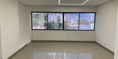 Consultorio  en arriendo en centro comercial ubicado en con facil acceso a gran variedad de servicios complementarios en centro comercial a pocas cuadras de la estacion del metro y rutas de transporte publico. Cuenta con piso en porcelanato, 1 espacio, 1 baño privado, cableado de red, techo cielo raso, aire acondicionado central. Cuenta con baños comunales, auditorio, parking visitantes con costo, vigilancia 24 horas, citofonia y circuito cerrado de tv.inmubles sujetos a verificacion de disponibilidad
