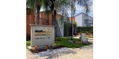 Se vende casa al sur en Jamundí, cinco soles, CR sol del bosque, 150 metros, dos niveles, primer nivel, excelentes terminados, modernos, remodelada, parqueadero dos vehículos, sala comedor, estudio, habitación primer nivel, depósito, baño social, cocina integral, zona de oficio, patio interno zona verde, segundo nivel, tres habitaciones, todas con closet, principal con baño privado y balcón, estudio, baño de habitaciones, iluminado, piscina para adultos, piscina para niños, cancha múltiple, salón social, juegos infantiles, sector tranquilo
